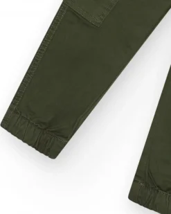 Pantalon cargo vert pour garçon avec taille ajustable et bas élastiques.