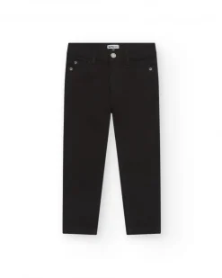 Pantalon noir pour garçon avec coupe ajustée et poches fonctionnelles.