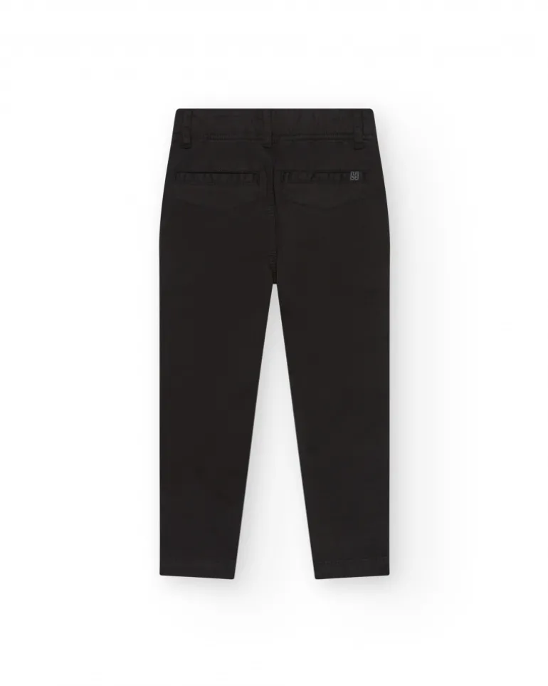 Pantalon noir pour garçon avec poches latérales et taille ajustable.