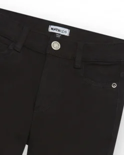 Pantalon noir pour garçon avec coupe ajustée et poches fonctionnelles.