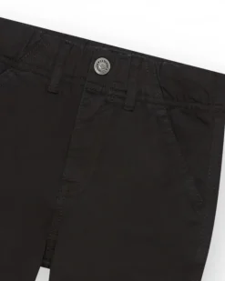 Pantalon noir pour garçon avec poches latérales et taille ajustable.
