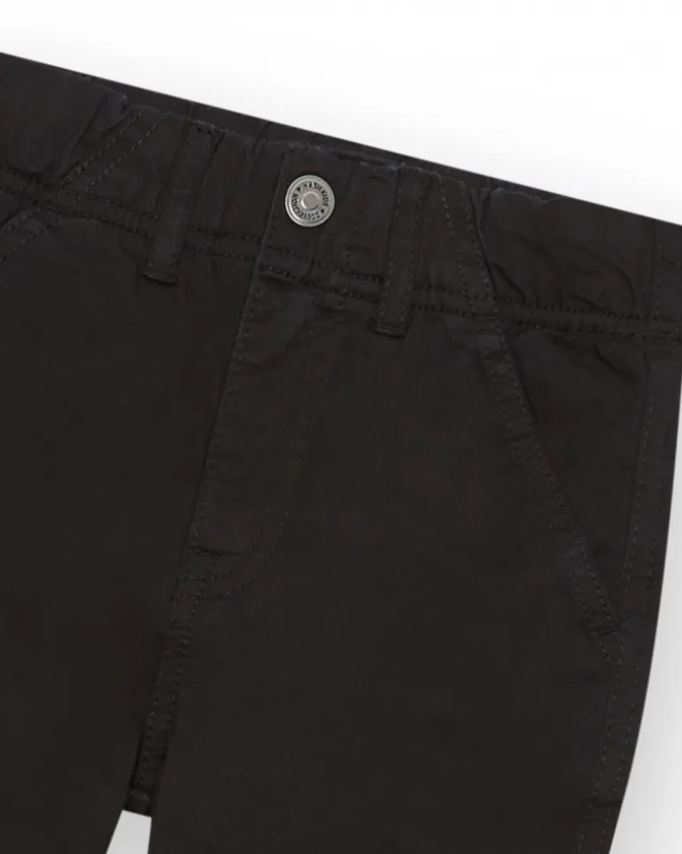 Pantalon noir pour garçon avec poches latérales et taille ajustable.