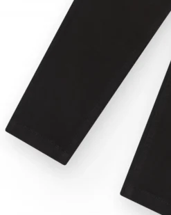 Pantalon noir pour garçon avec coupe ajustée et poches fonctionnelles.