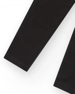 Pantalon noir pour garçon avec poches latérales et taille ajustable.