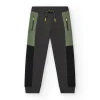 Pantalon pour garçon en gris et vert avec taille ajustable et poches.