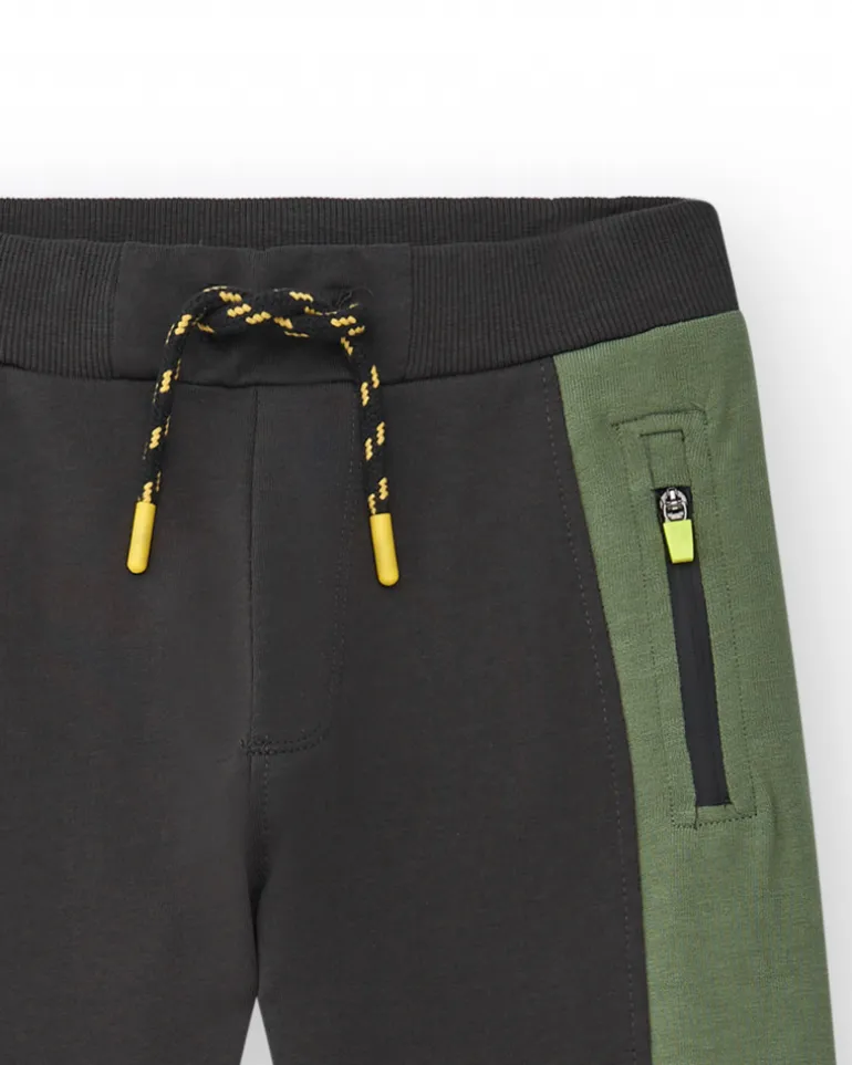 Pantalon pour garçon en gris et vert avec taille ajustable et poches.