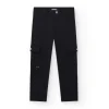 Pantalon pour garçon en noir avec poches et fermeture à bouton.