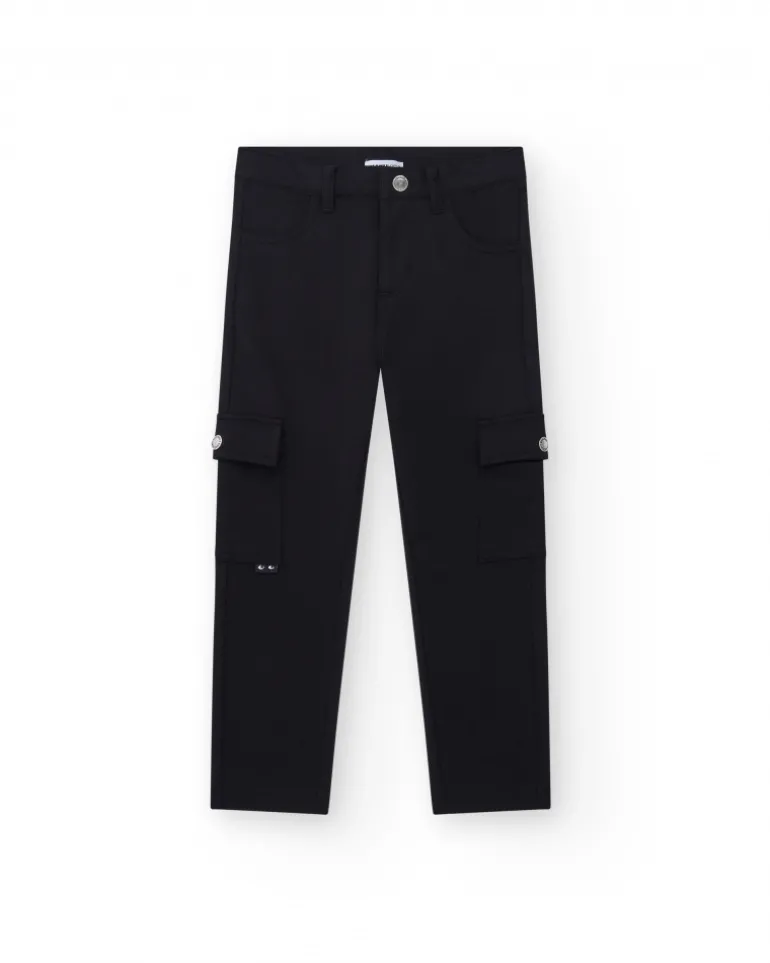 Pantalon pour garçon en noir avec poches et fermeture à bouton.