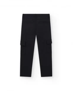 Pantalon pour garçon en noir avec poches et fermeture à bouton.