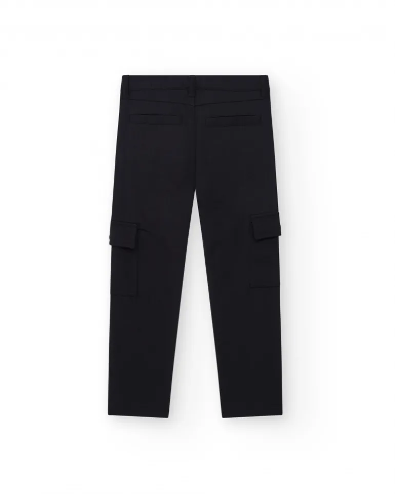 Pantalon pour garçon en noir avec poches et fermeture à bouton.