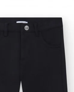 Pantalon pour garçon en noir avec poches et fermeture à bouton.