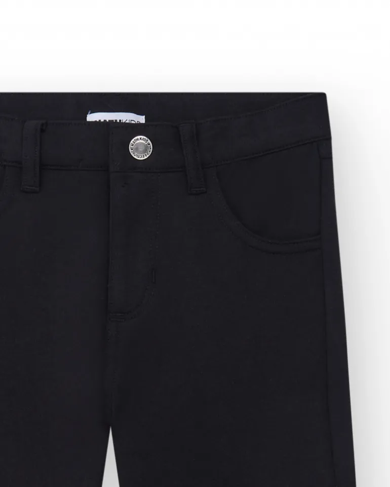 Pantalon pour garçon en noir avec poches et fermeture à bouton.