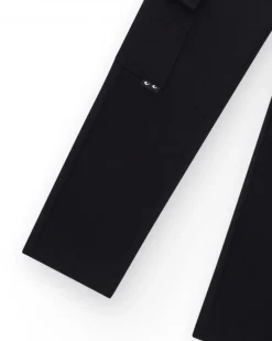 Pantalon pour garçon en noir avec poches et fermeture à bouton.