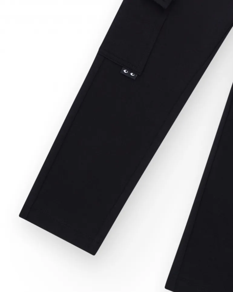 Pantalon pour garçon en noir avec poches et fermeture à bouton.