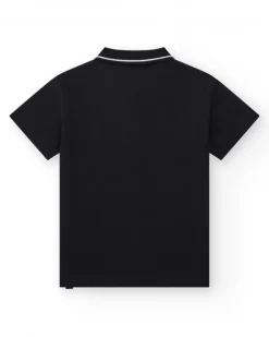 Polo pour garçon en noir avec fermeture à boutons et col avec bordures contrastées.