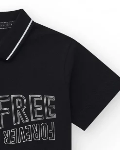 Polo pour garçon en noir avec fermeture à boutons et col avec bordures contrastées.