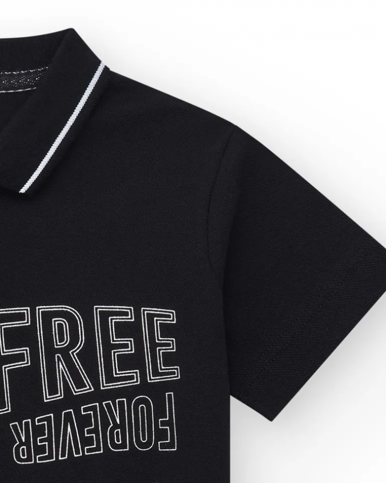 Polo pour garçon en noir avec fermeture à boutons et col avec bordures contrastées.