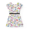 Robe pour fille en blanc avec ceinture décorative et imprimé sur le devant.