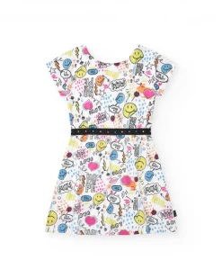 Robe pour fille en blanc avec ceinture décorative et imprimé sur le devant.