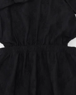 Robe pour fille en noir avec manches courtes bouffantes.