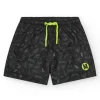 Short de bain noir pour garçon avec imprimé surfeur et cordon fluo.