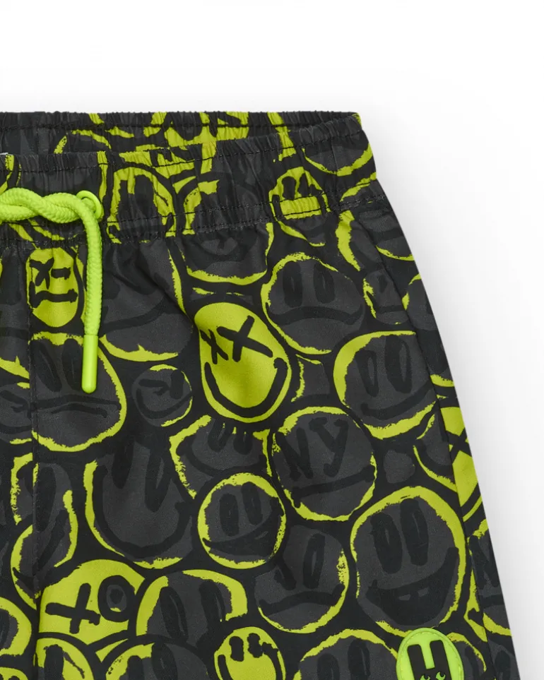 Short de bain noir pour garçon avec imprimé émojis et cordon fluo.