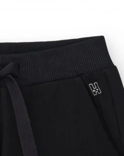 Short pour fille en noir avec taille élastique et poches.