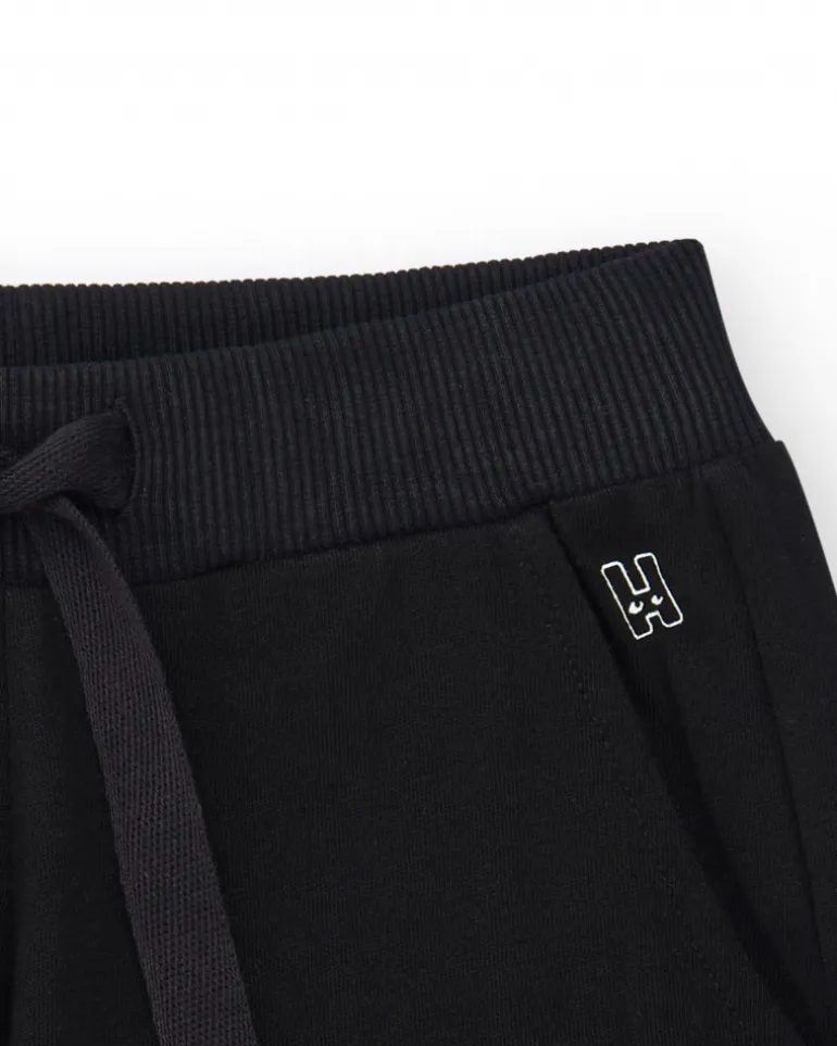 Short pour fille en noir avec taille élastique et poches.