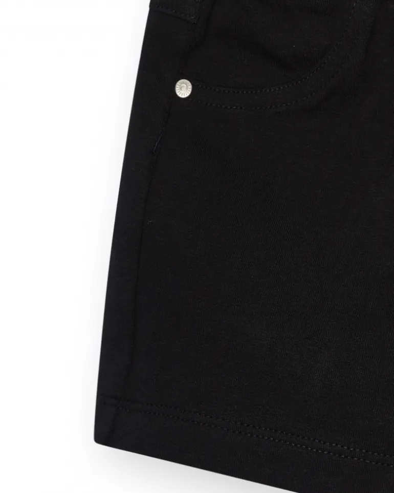 Short pour fille en noir avec taille élastique et poches.