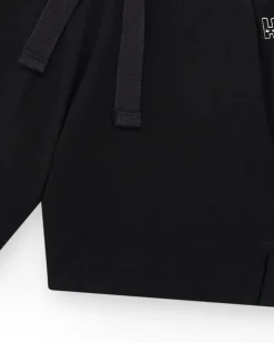 Short pour fille en noir avec taille élastique et poches.