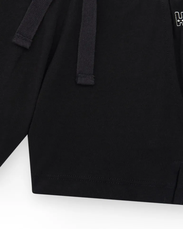 Short pour fille en noir avec taille élastique et poches.
