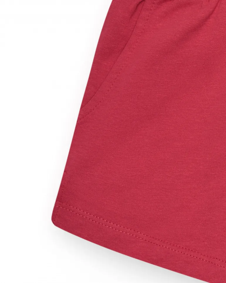 Short pour fille en rouge avec taille élastique et poches.