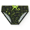 Slip de bain noir pour garçon avec imprimé surfeur et cordon fluo.