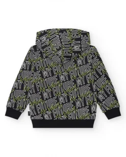 Sweat-shirt pour garçon en noir avec capuche et poches latérales.