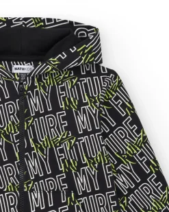 Sweat-shirt pour garçon en noir avec capuche et poches latérales.