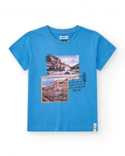 T-shirt à manches courtes pour garçon en bleu avec imprimé et message sur les voyages.