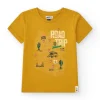 T-shirt à manches courtes pour garçon en moutarde avec imprimé frontal.