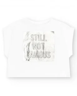 T-shirt à manches courtes pour fille en blanc avec imprimé métallique.