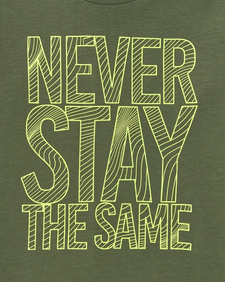 T-shirt à manches longues pour garçon en vert avec texte imprimé.