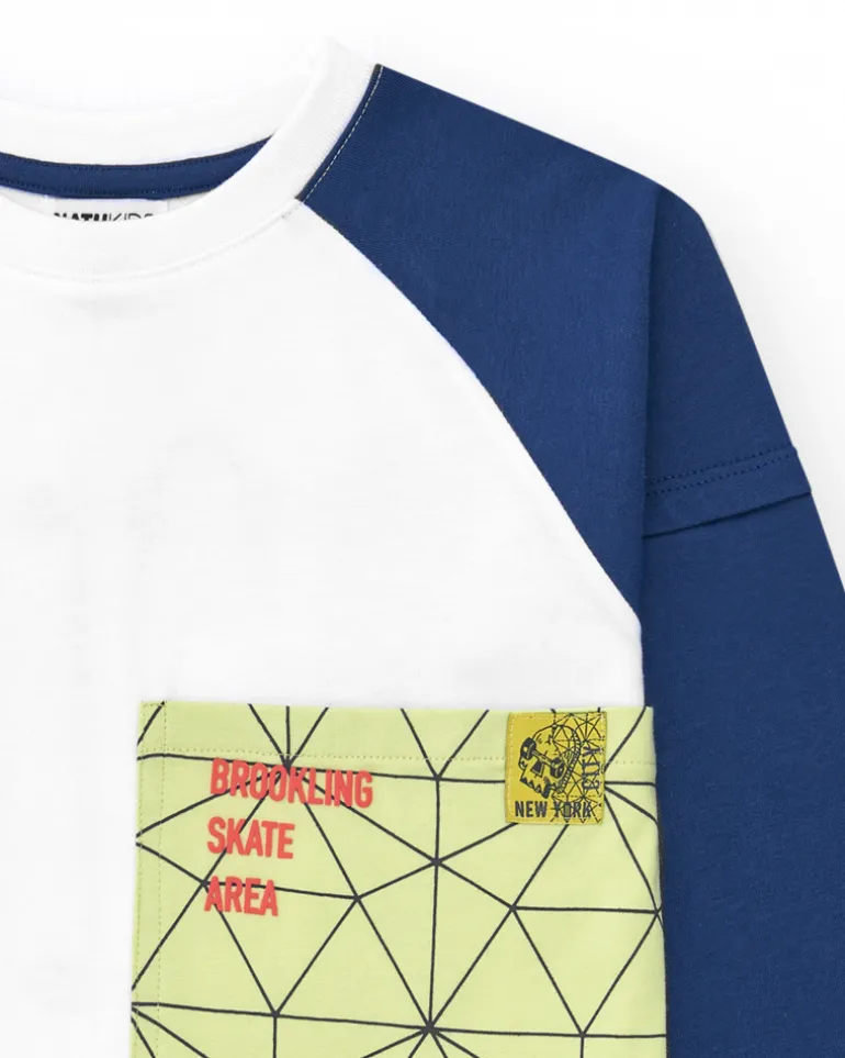 T-shirt à manches longues pour garçon en blanc avec poche verte.