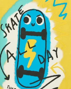 T-shirt jaune pour garçon avec trottinette et phrase "SKATE ALL DAY"