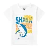 T-shirt pour garçon en blanc avec imprimé de lettres colorées et requin.