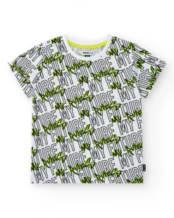 T-shirt pour garçon en blanc avec lettres imprimées en vert et noir.