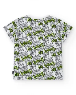 T-shirt pour garçon en blanc avec lettres imprimées en vert et noir.