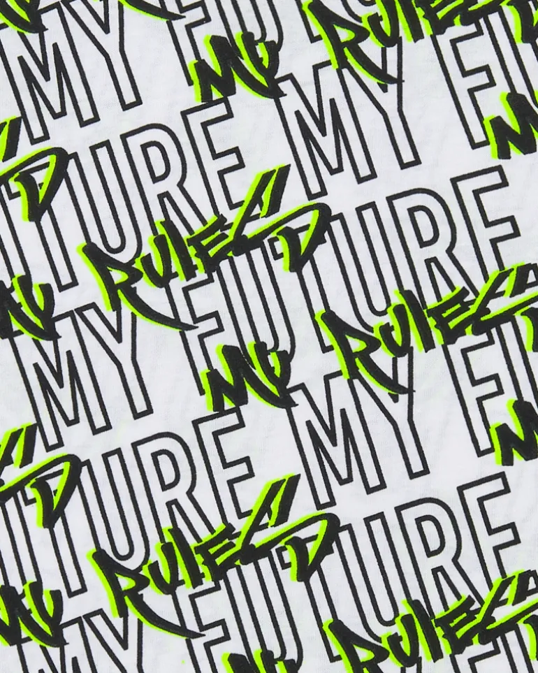 T-shirt pour garçon en blanc avec lettres imprimées en vert et noir.