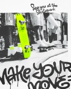T-shirt pour garçon en blanc avec détails de skateboard.