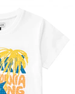 T-shirt pour garçon en blanc avec imprimé de lettres colorées et requin.