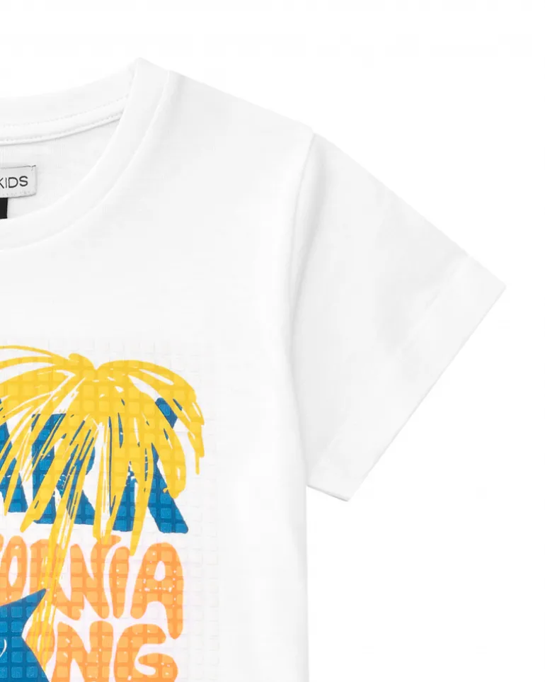T-shirt pour garçon en blanc avec imprimé de lettres colorées et requin.