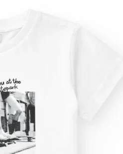 T-shirt pour garçon en blanc avec détails de skateboard.