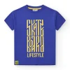 T-shirt pour garçon en bleu avec phrase imprimée.